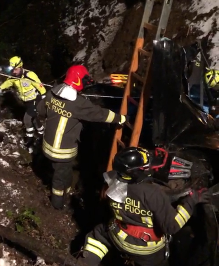 Auto ribaltata questa notte ad Alserio – VIDEO