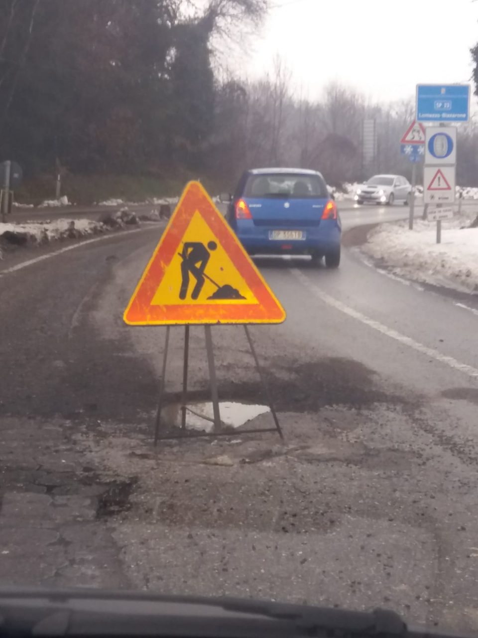 Buca sulla Lomazzo-Bizzarone: “strage” di auto