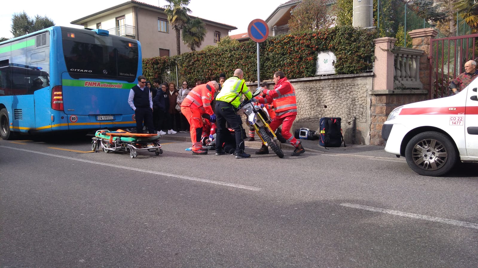 Incidente In Moto Giovane Finisce Sotto L Autobus Video E Foto Prima Como