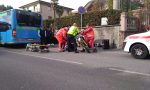 Incidente in moto, giovane finisce sotto l'autobus VIDEO e FOTO