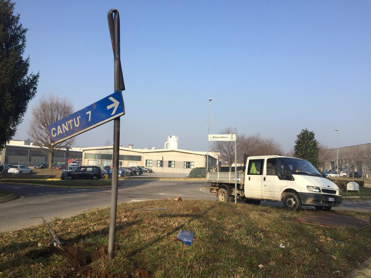 Cartelli divelti a Mariano Comense FOTO