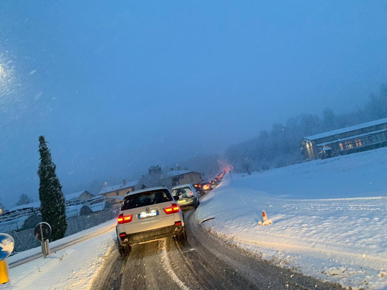 Neve nel Comasco: a Lurate Caccivio Statale bloccata. In coda anche sulla Lomazzo-Bizzarone