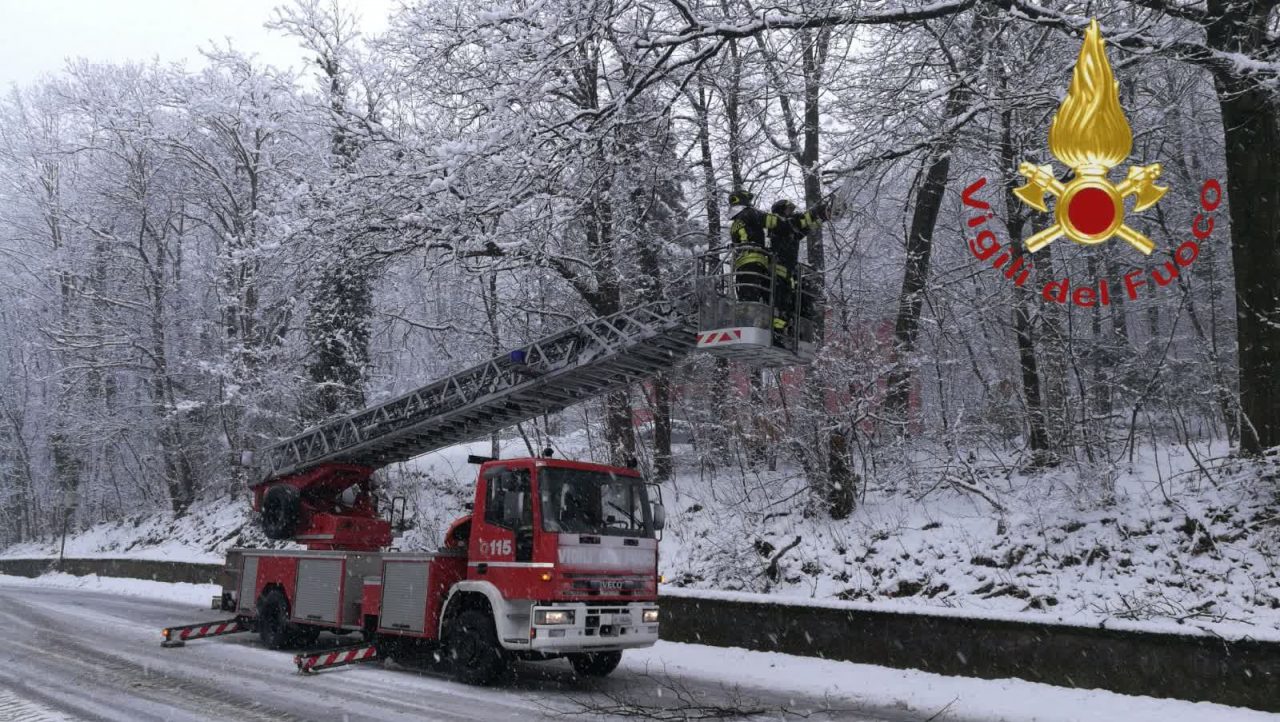 Neve nel Comasco: diversi interventi dei Vigili del fuoco FOTO