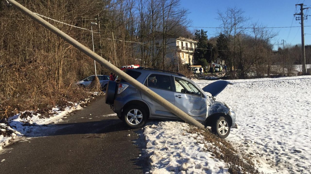 Incidente a Carugo: finisce con l’auto contro un palo della luce FOTO