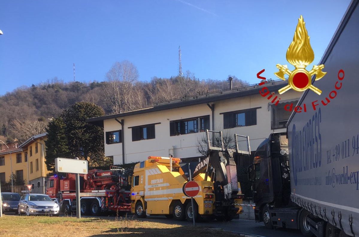Vigili del Fuoco in aiuto del soccorso stradale: tir bloccati in via Oltrecolle FOTO