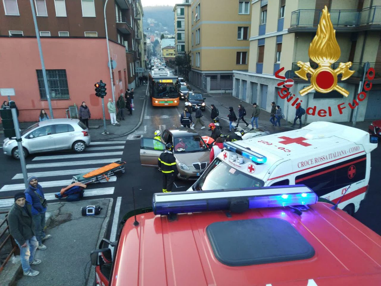 Incidente a Como con un incastrato, intervengono i Vigili del fuoco FOTO