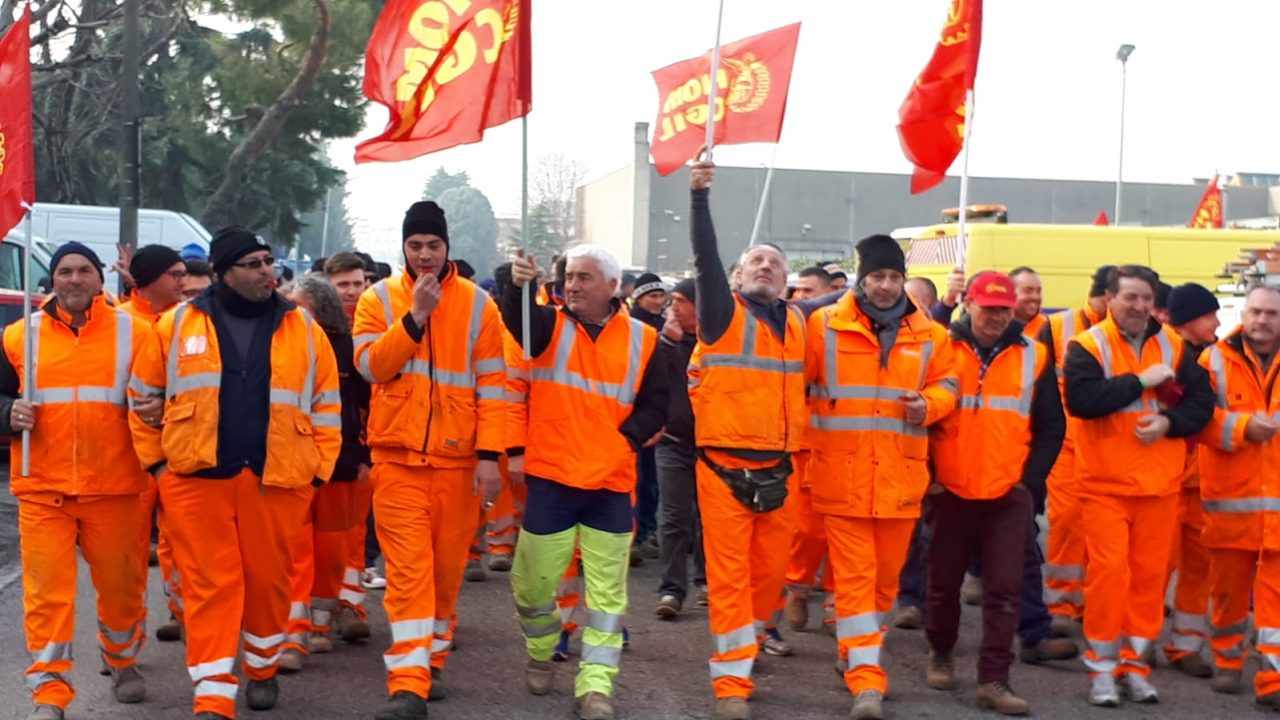 Sciopero e presidio alla Sirti contro gli 833 licenziamenti