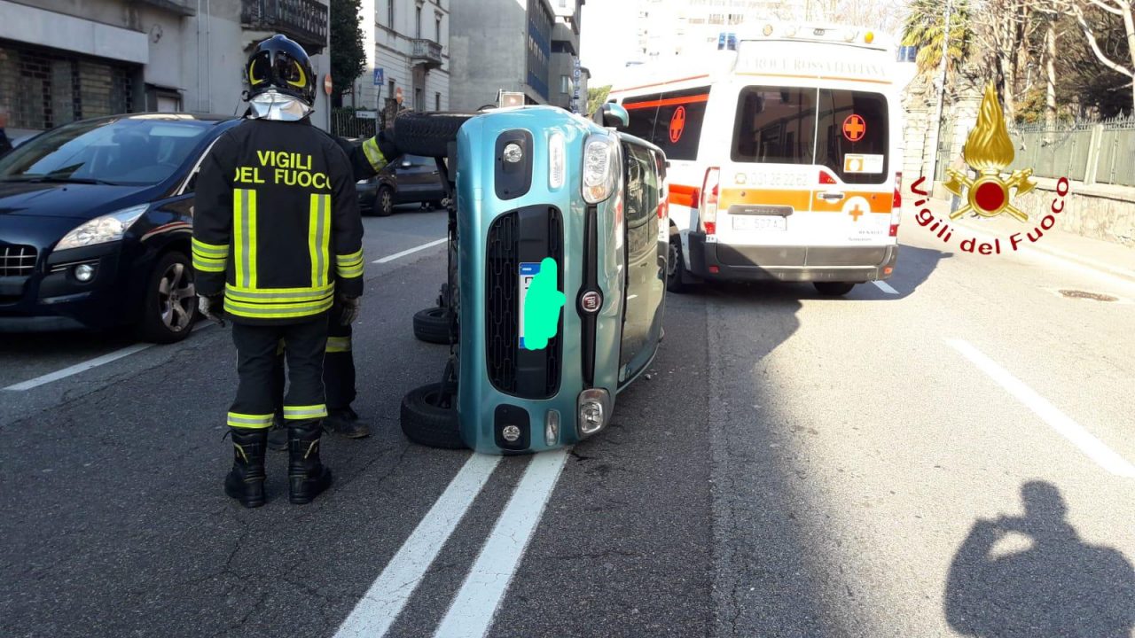 Incidente a Como si ribalta con l’auto FOTO