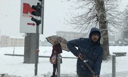 Migranti e consiglieri di minoranza spalano la neve dai marciapiedi