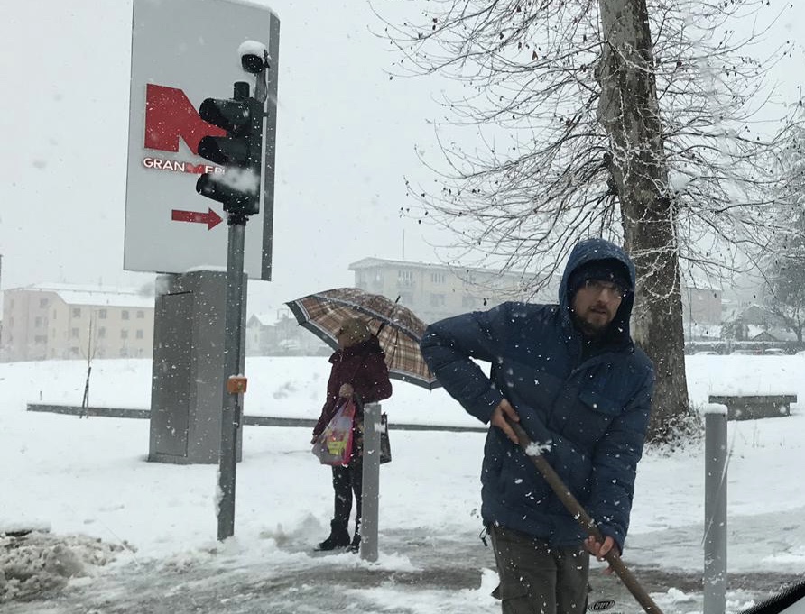 Migranti e consiglieri di minoranza spalano la neve dai marciapiedi