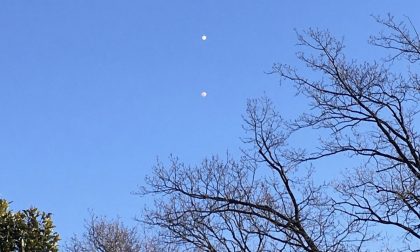 Grandi palloni bianchi in cielo