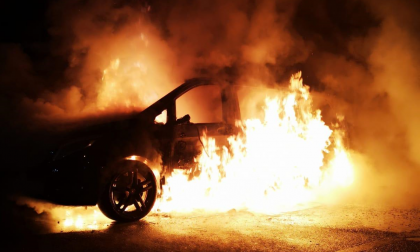 Incendio a Como auto avvolta dalle fiamme FOTO