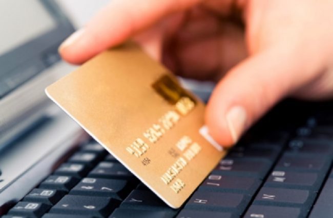 Era ai domiciliari, ma vendeva online orologi di lusso che poi non spediva