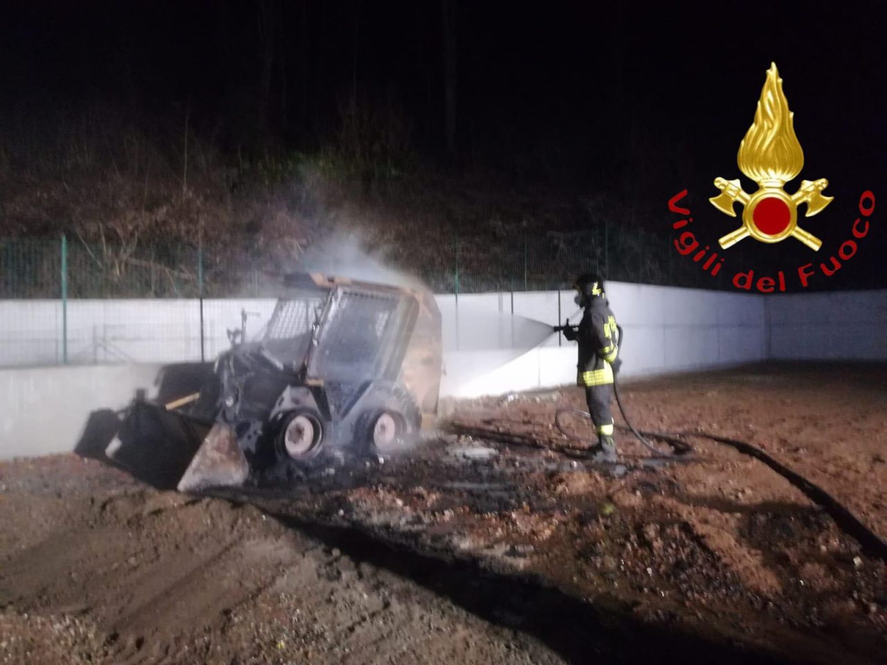 Macchinari edili in fiamme nella notte