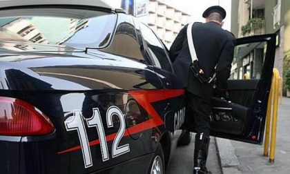 Dopo la lite a casa, mostra i genitali ai carabinieri: arrestato