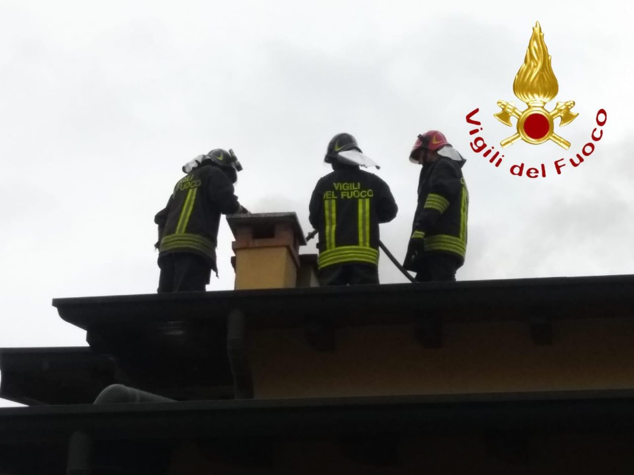 Vigili del fuoco sul tetto di un’abitazione per un incendio