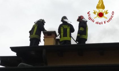 Vigili del fuoco sul tetto di un’abitazione per un incendio
