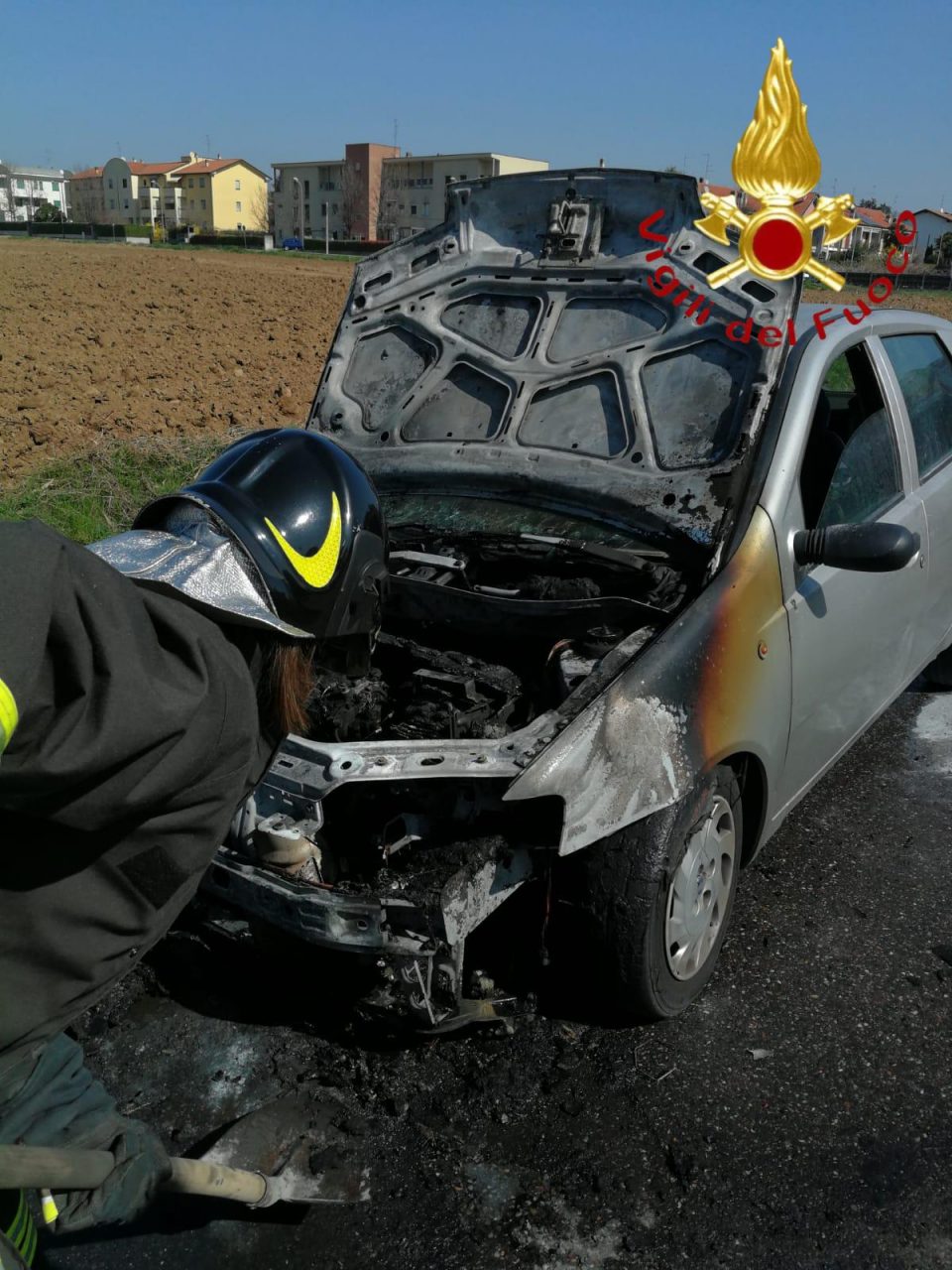 Auto prende fuoco sulla strada provinciale