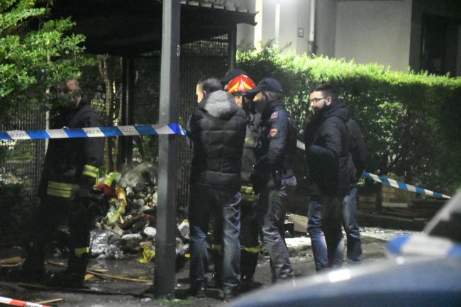 Cadavere mutilato, decapitato e bruciato in strada a Milano