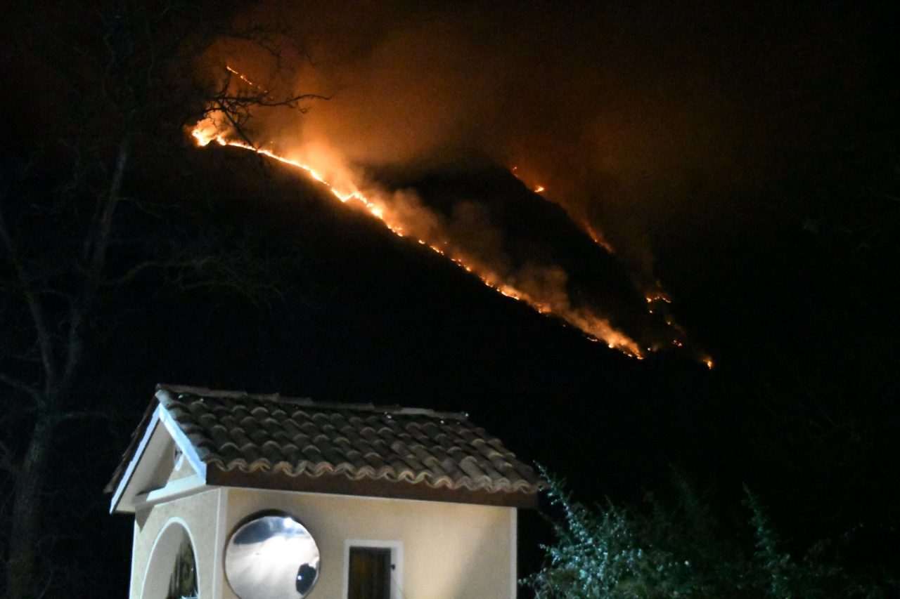 Incendio Carlazzo di vaste proporzioni questa notte FOTO E VIDEO