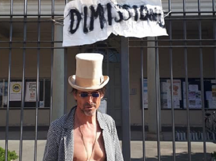 Incendio discarica Mariano, mezzo nudo davanti al Comune “Politici dimettetevi”