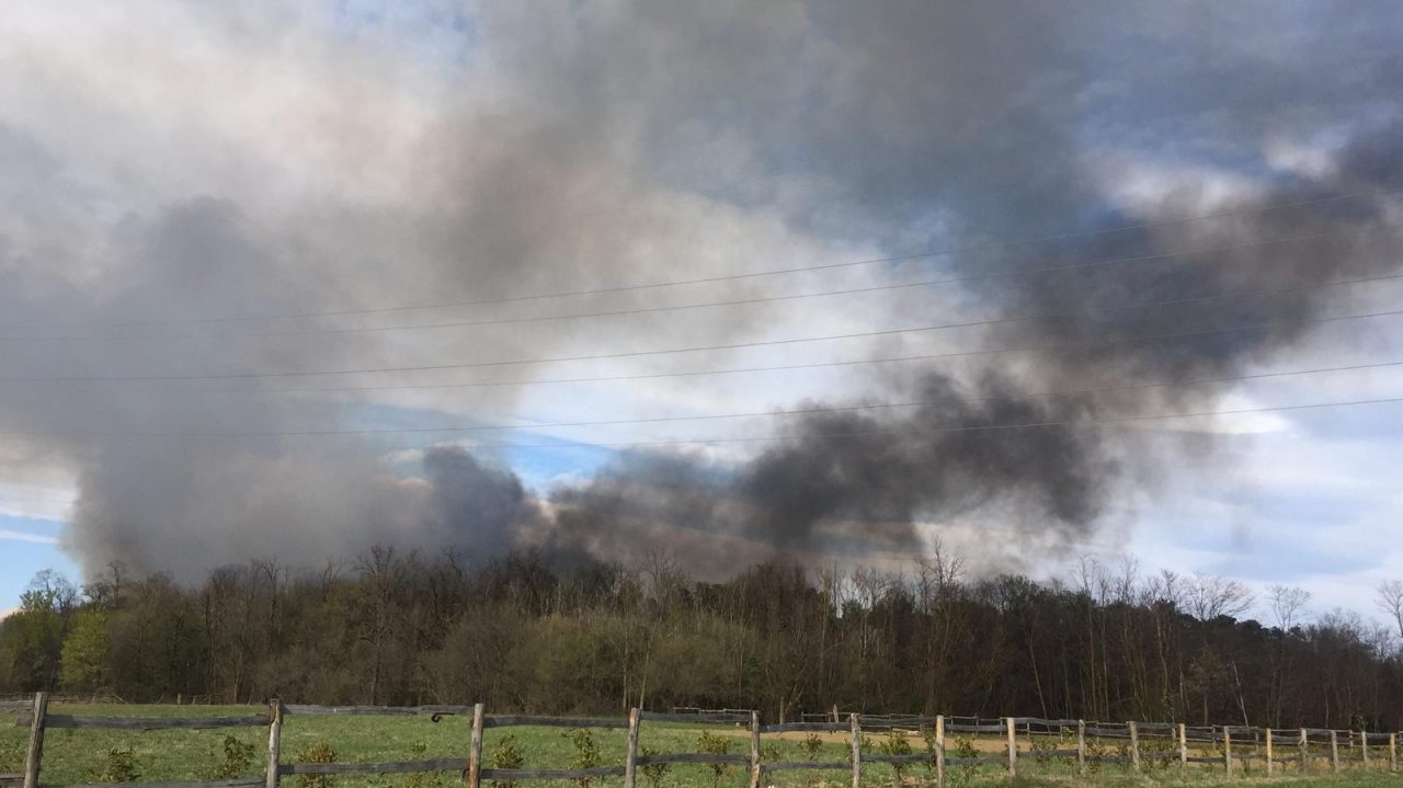 Incendio discarica Mariano: odore acre nell’aria
