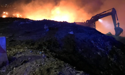 Incendio discarica Mariano: continua il lavoro di spegnimento FOTO