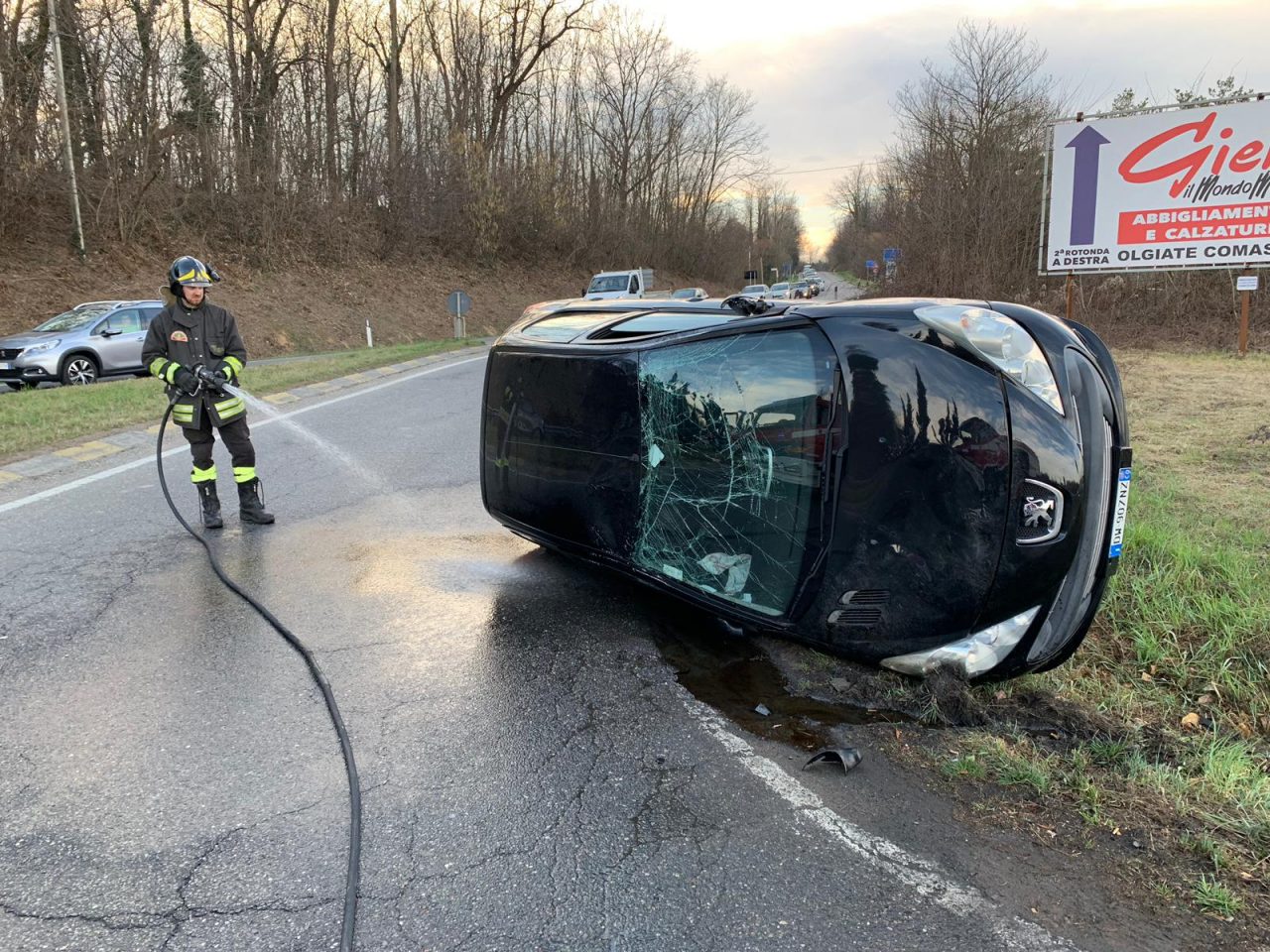 Ribaltamento auto a Oltrona San Mamette FOTO E VIDEO