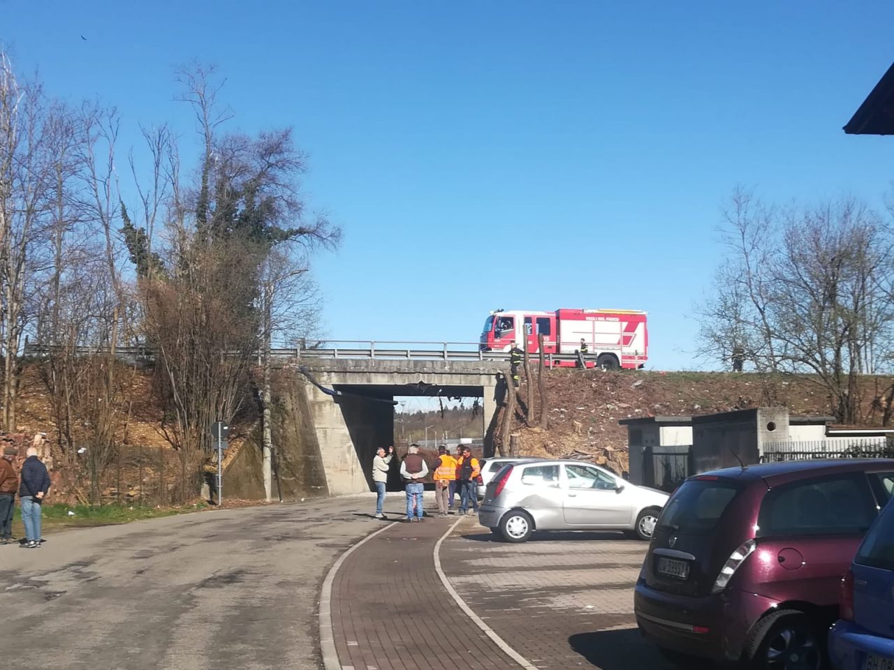 Novedratese chiusa: un camion ha danneggiato il ponte FOTO
