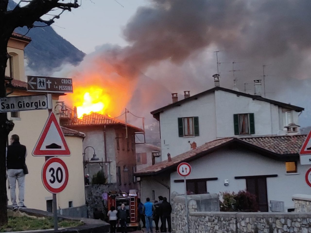 Tetto in fiamme a Crevenna Vigili del fuoco al lavoro