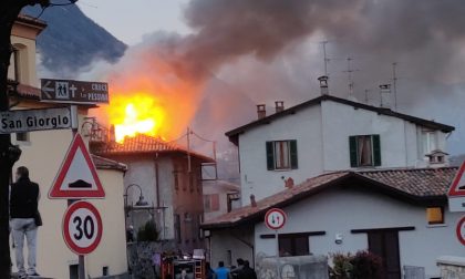 Tetto in fiamme a Crevenna Vigili del fuoco al lavoro
