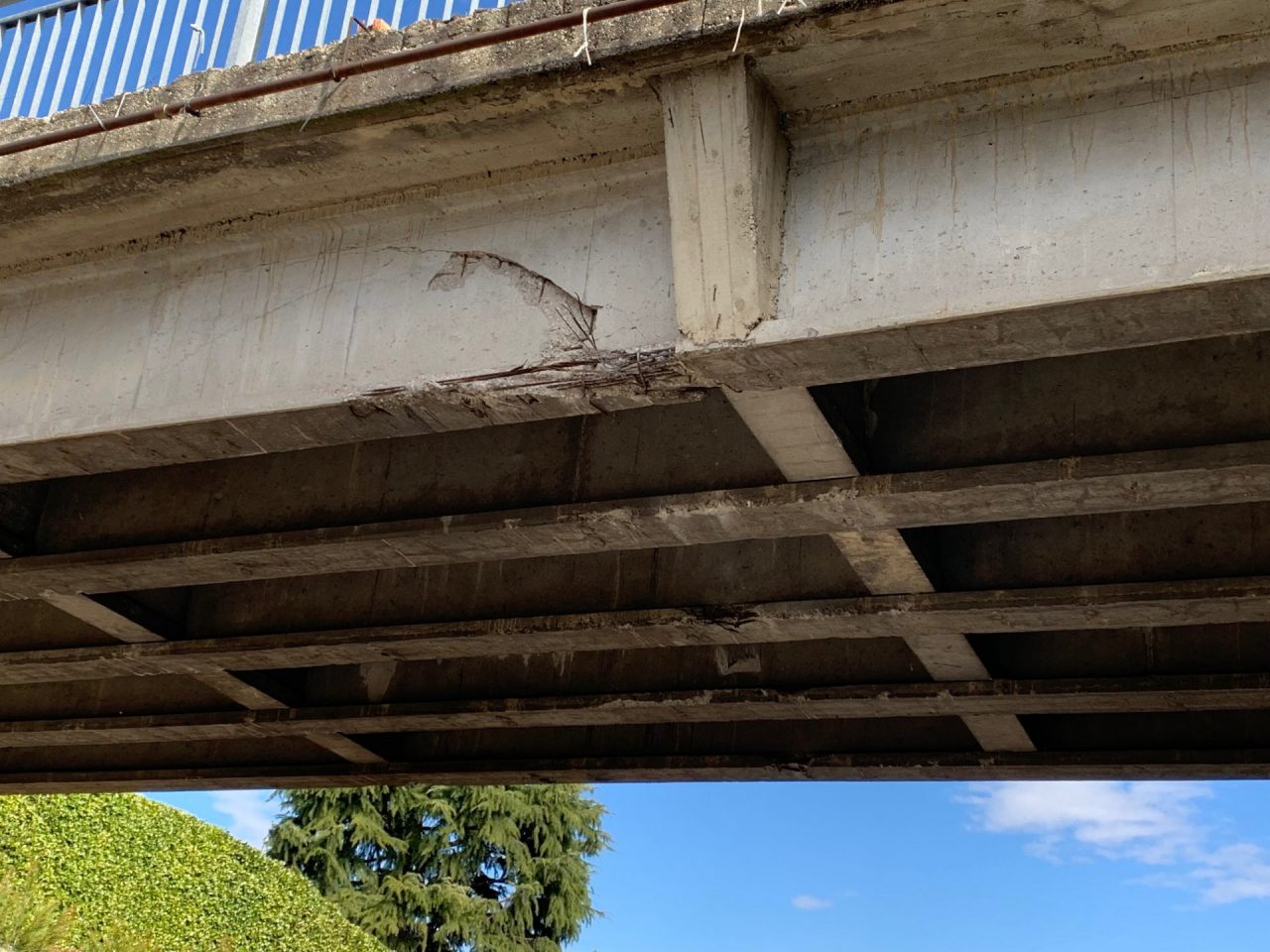 Cavalcavia chiuso, ponte danneggiato da un camion. E’ la seconda volta