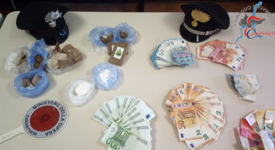 Droga e 13 mila euro nel bivacco dello spaccio nel bosco