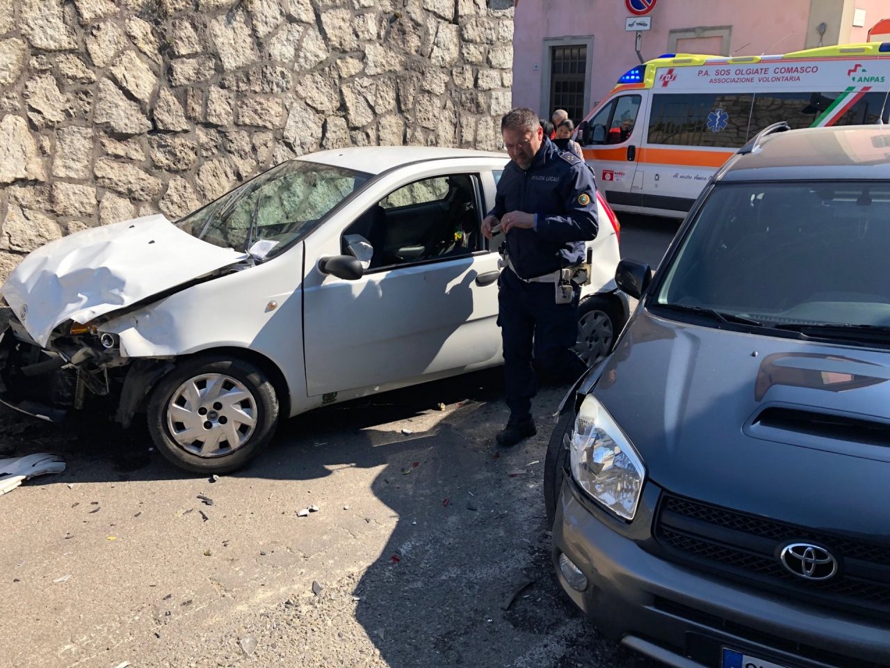 Tre strade chiuse per l’incidente tra due auto – VIDEO