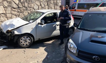 Tre strade chiuse per l'incidente tra due auto - VIDEO