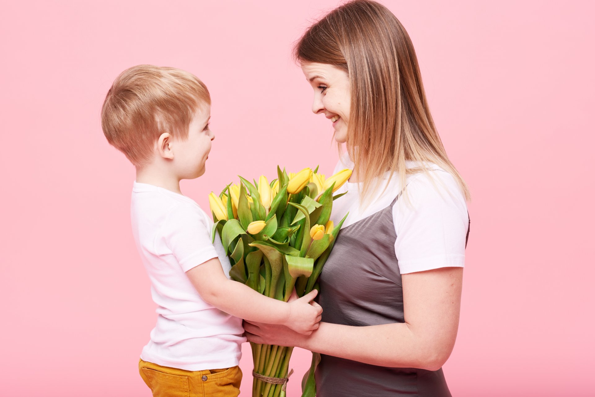 Видео маме цветы. Ребенок дарит цветы маме. Сын дарит маме цветы. Дети обнимают маму с цветами. Цветы для мамы.