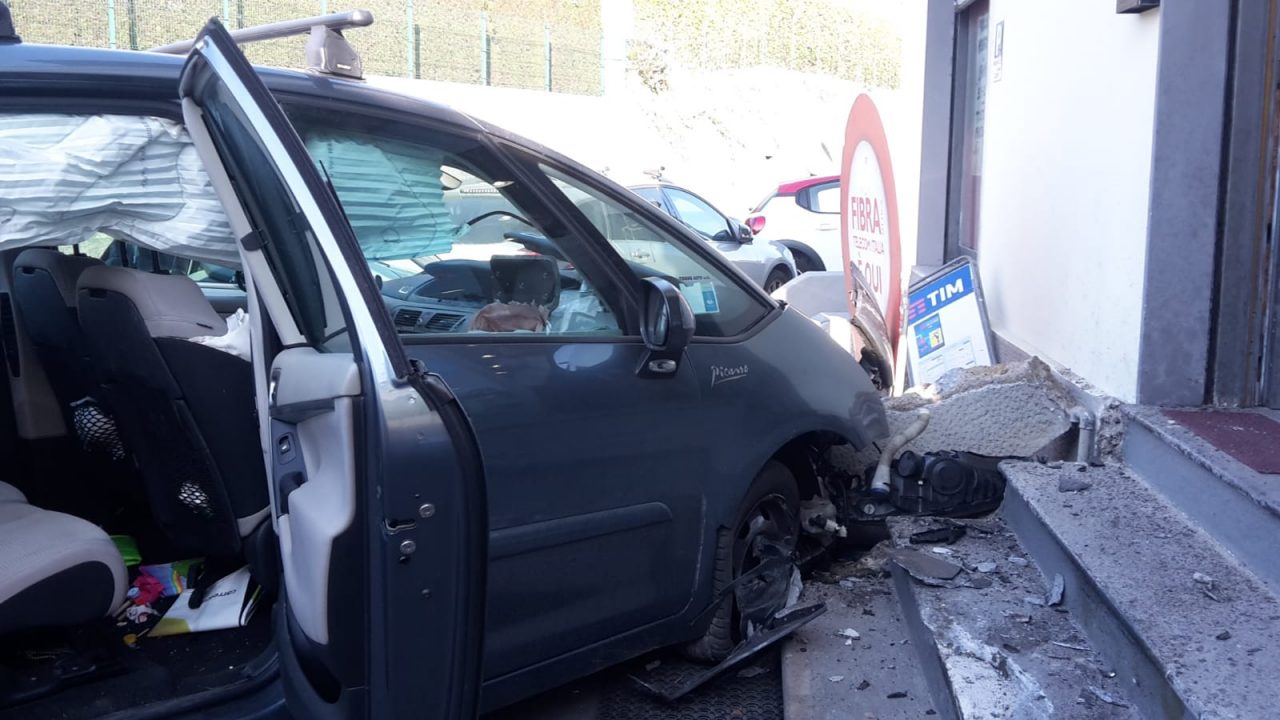 Incidente ad Alzate Brianza: auto si schianta contro l’ingresso di un negozio FOTO