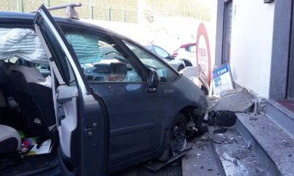 Incidente ad Alzate Brianza: auto si schianta contro l'ingresso di un negozio FOTO