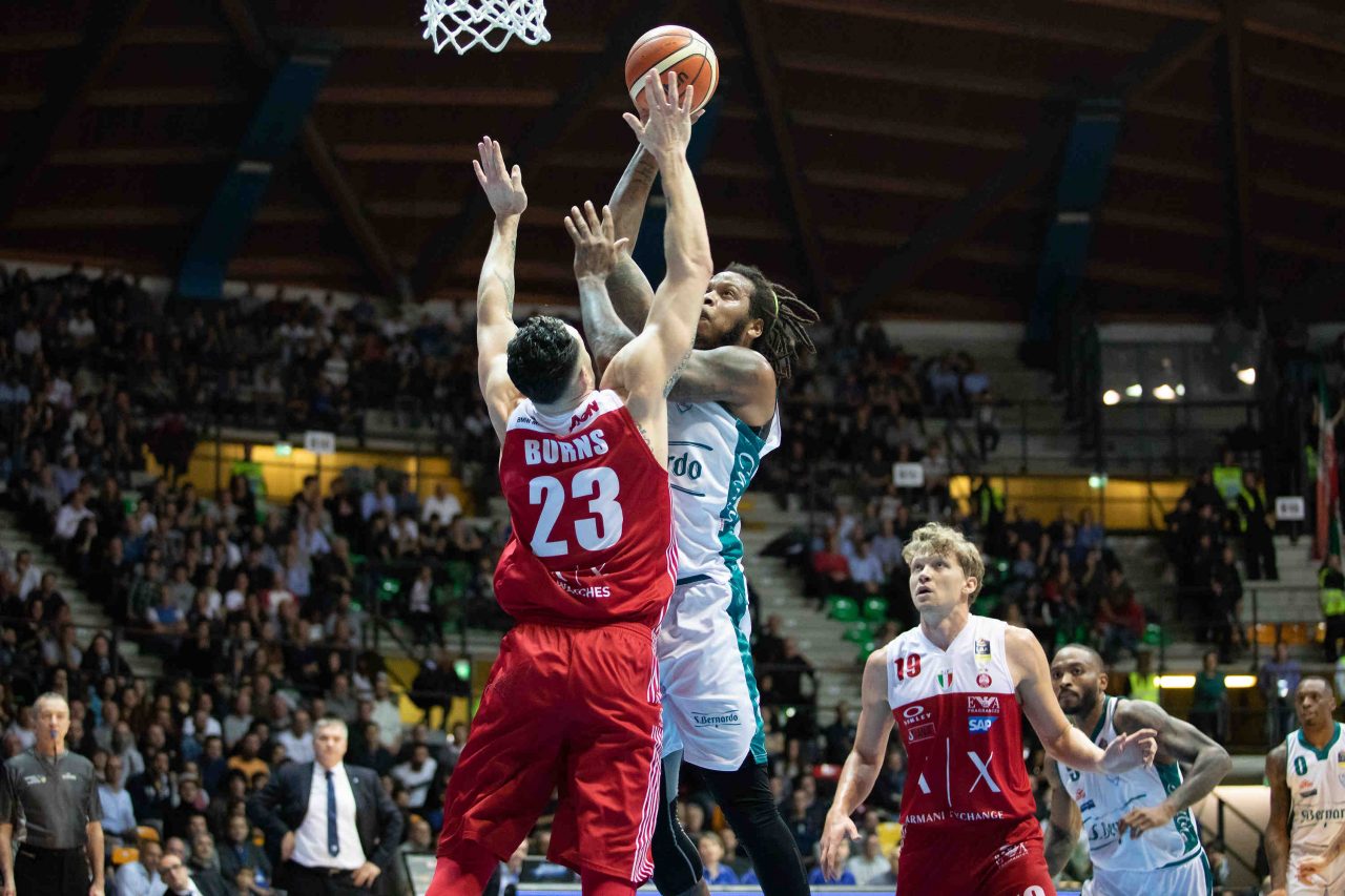 Pallacanestro Cantù -1 al derby contro Milano