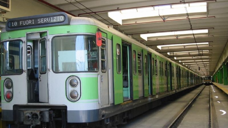 Frenata d’emergenza in metropolitana, diversi feriti a Milano