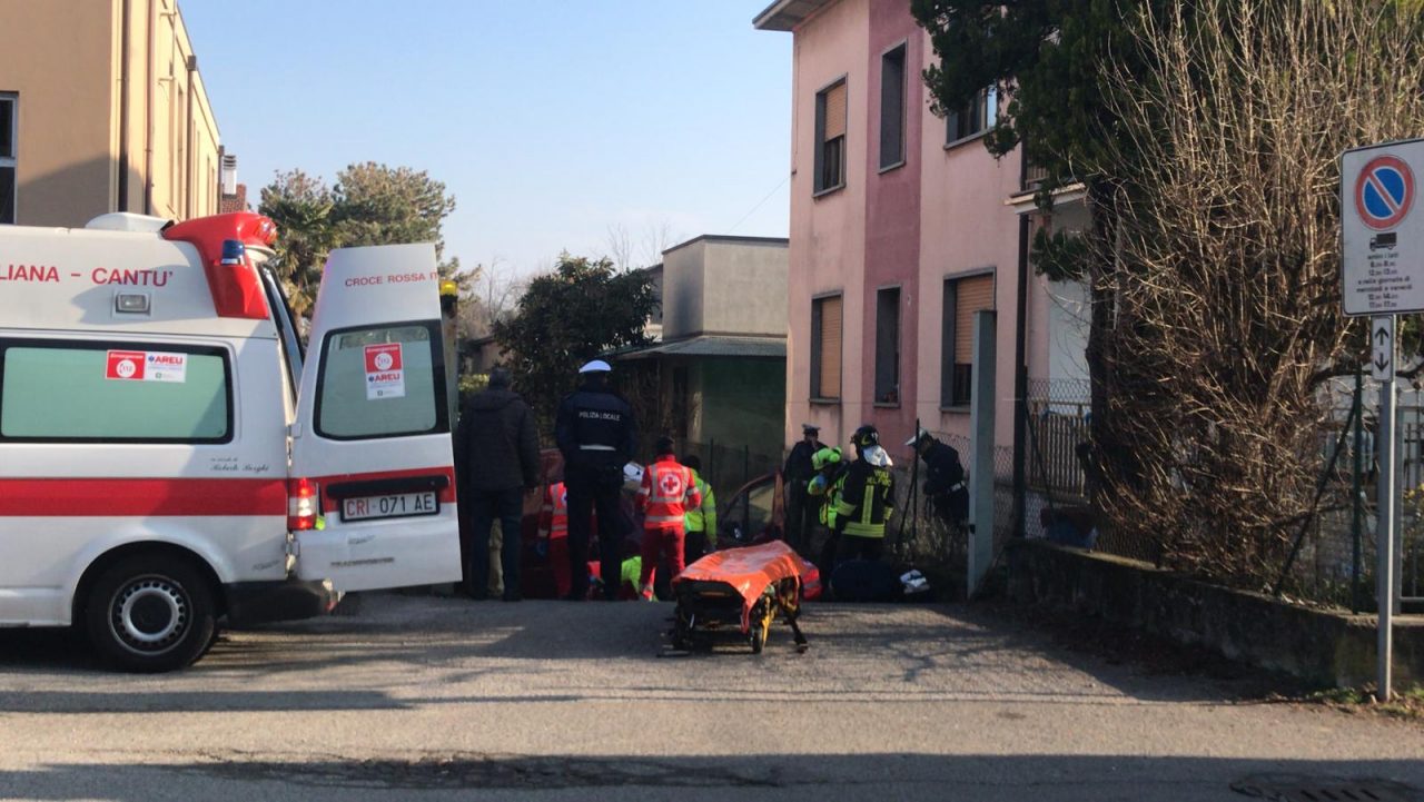 Incidente Mariano, parcheggia il furgone in pendenza, questo lo travolge FOTO