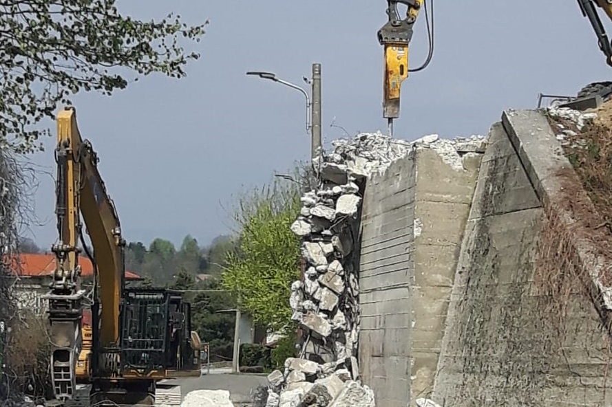 Abbattuto il ponte sulla Novedratese