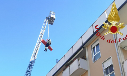 Anziana soccorsa a Como, spettacolare intervento dei Vigili del fuoco