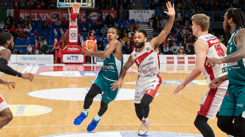 Pallacanestro Cantù battuta anche Pesaro