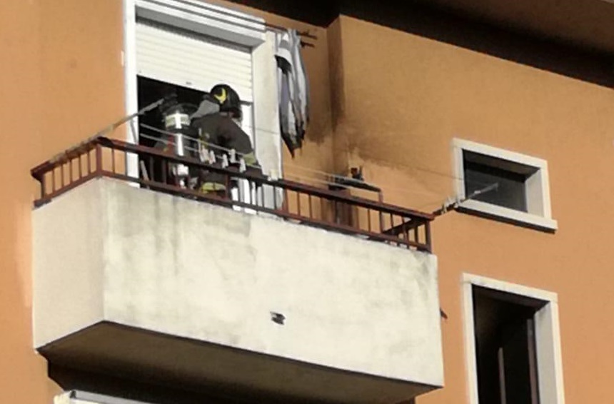 Incendio a Cantù paura in via Seveso