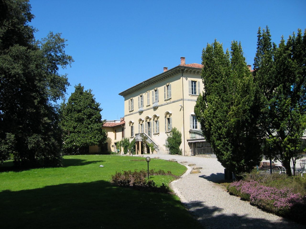 Tentano di rubare in Villa Odescalchi ma vengono scoperti dal custode