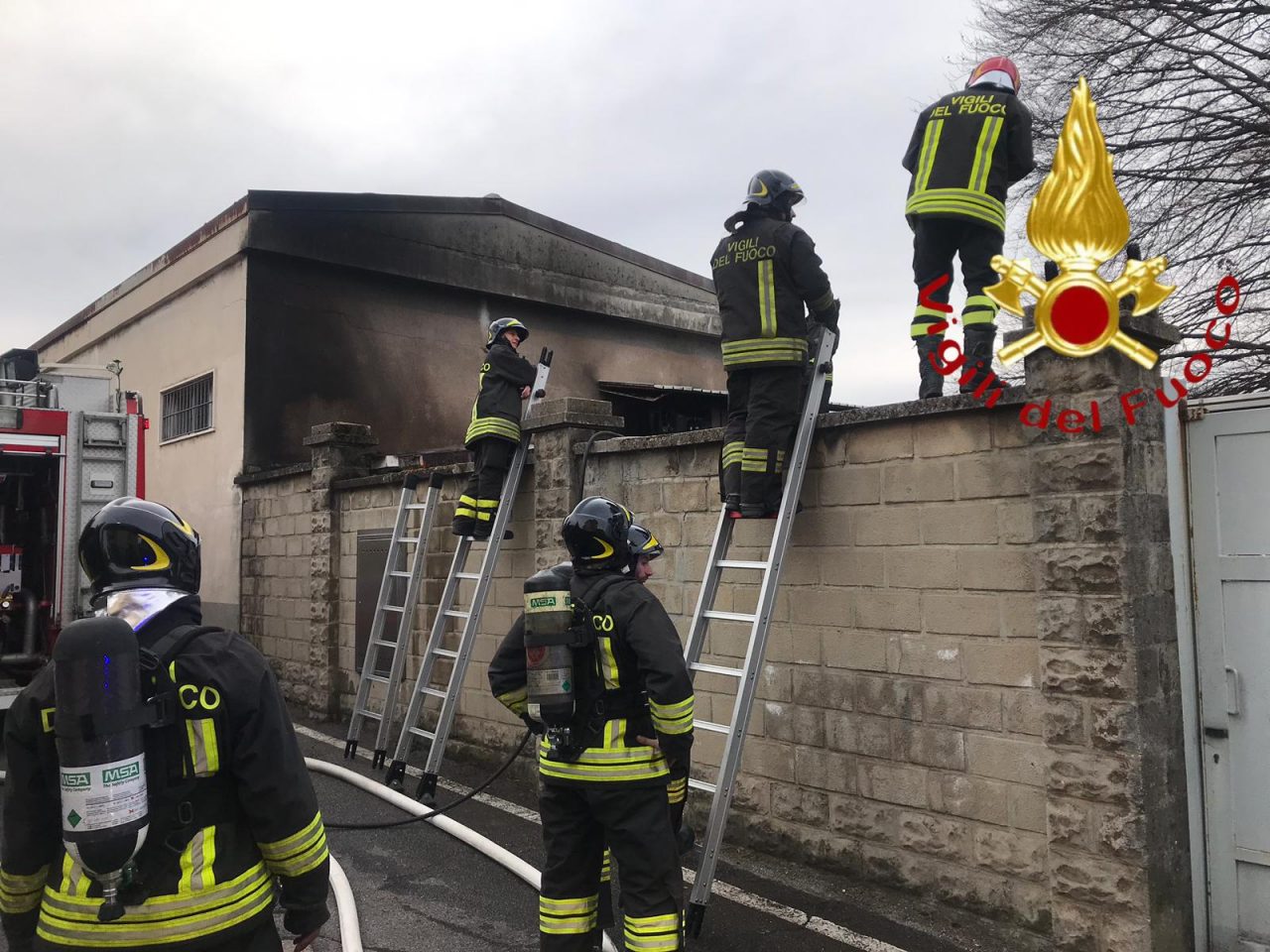 Incendio ad Appiano: in fiamme una tettoia FOTO