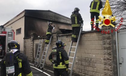 Incendio ad Appiano: in fiamme una tettoia FOTO