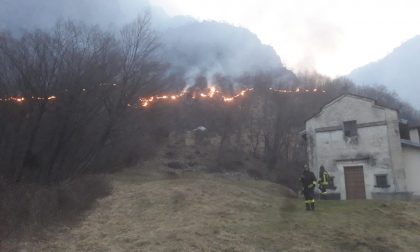 Incendio a Carlazzo: il Monte Pidaggia continua a bruciare FOTO