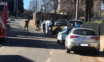 Si ribalta con l'auto a Cadorago